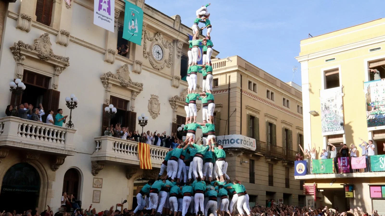 Castell complet aixecant-se en una plaça de Catalunya amb pinya, tronc i enxaneta