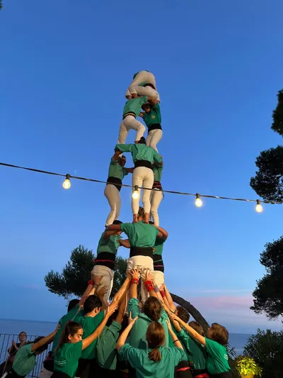 Castellers muntant una torre humana en un esdeveniment corporatiu a Barcelona