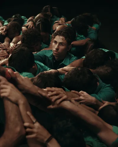 Fermín López envoltat de castellers a la campanya Under Armour