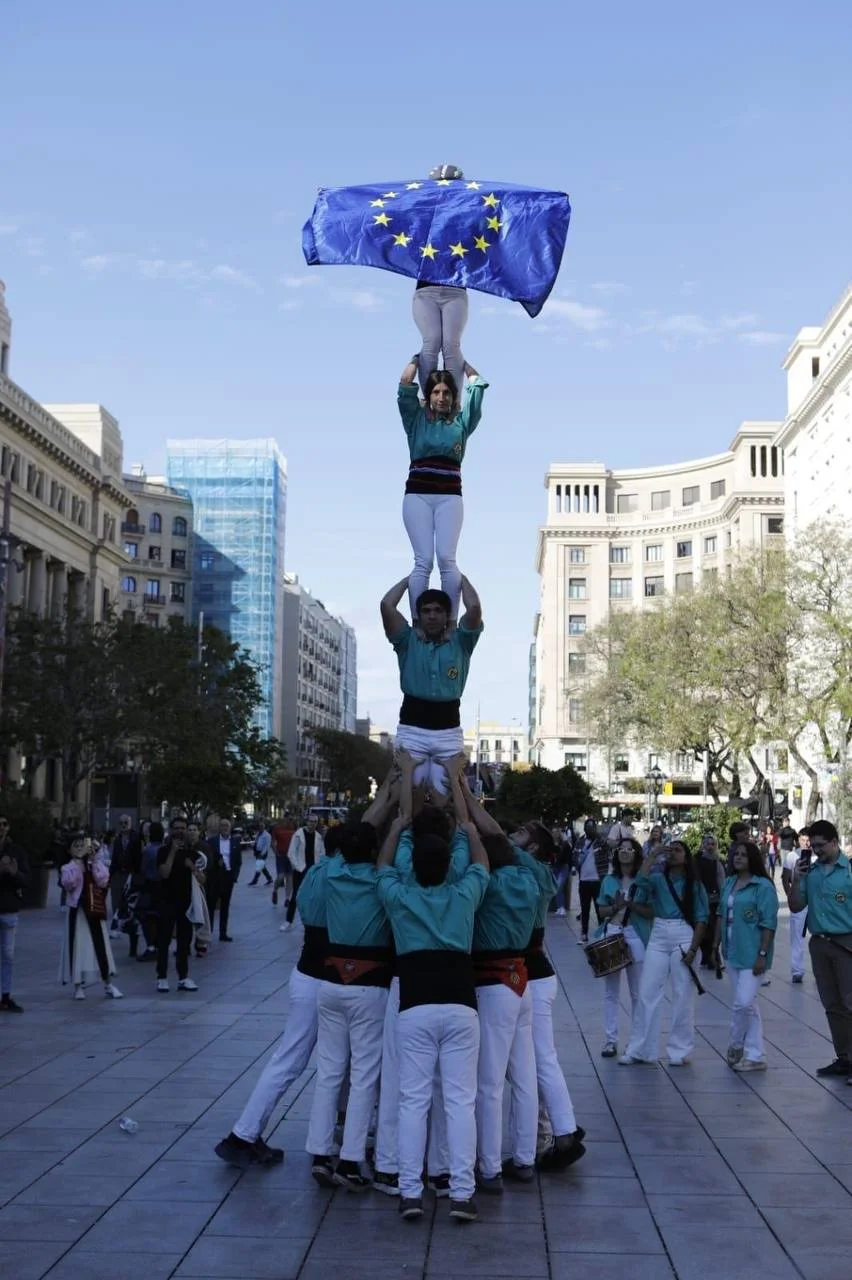 Pilar casteller amb bandera europea durant l'acte del Dia d'Europa al Pla de la Seu de Barcelona